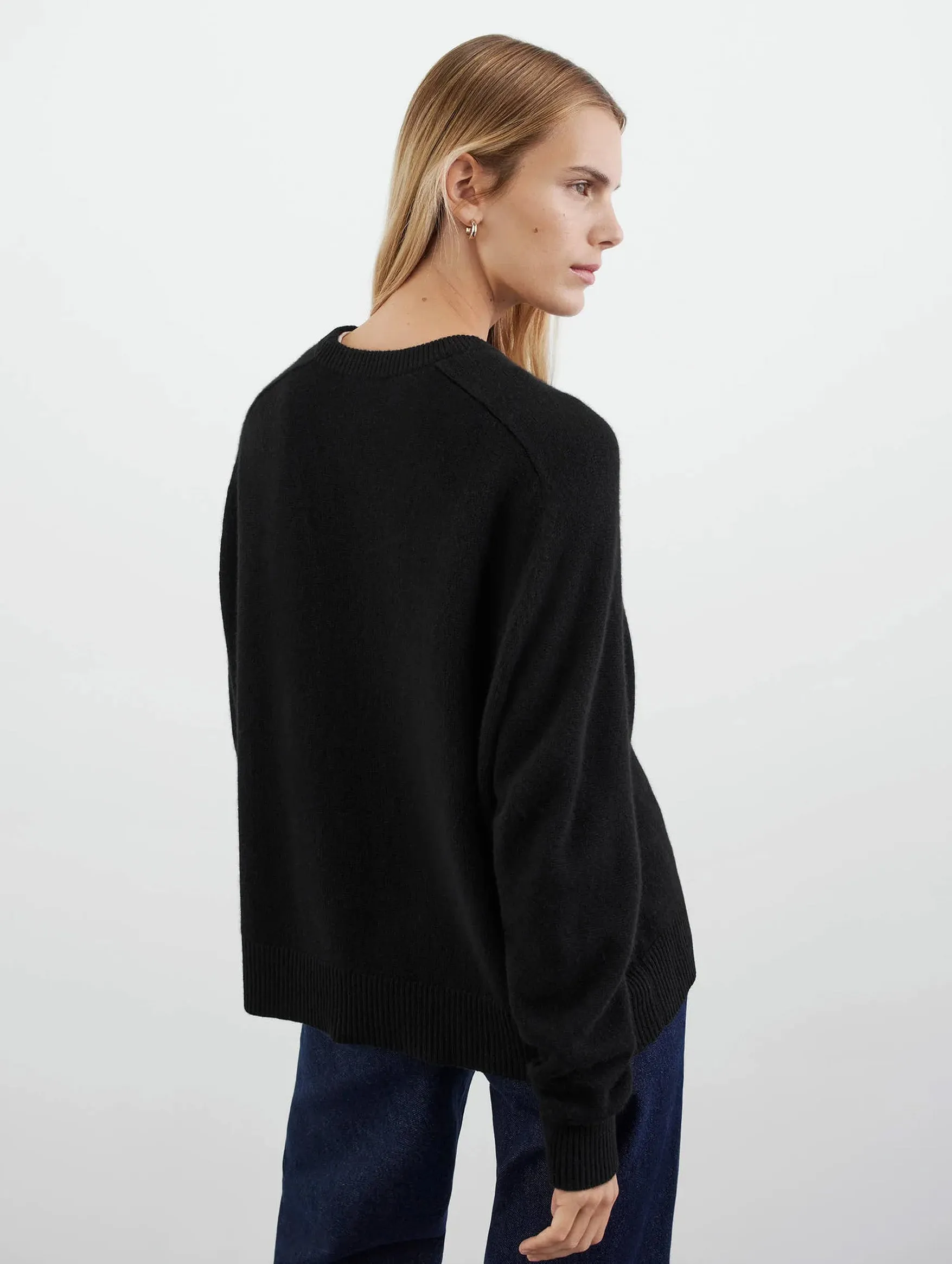 Boyfriend O-Neck Cashmere Sweater in Black