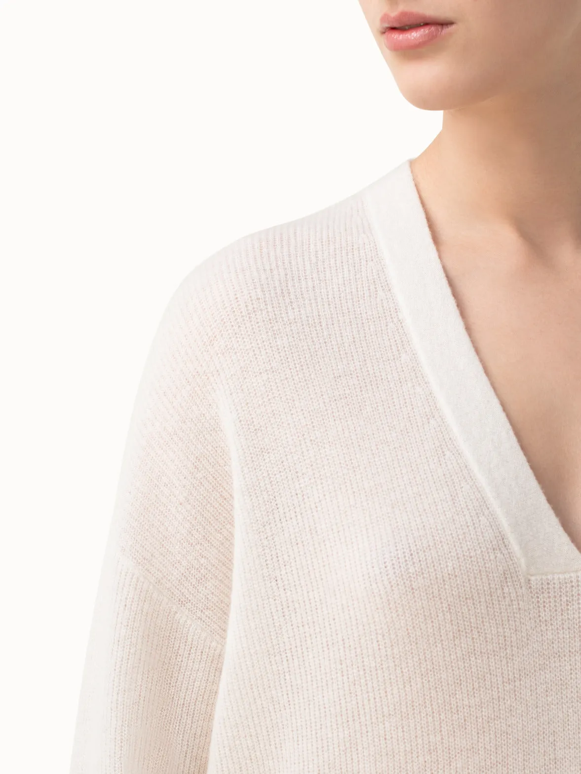 Ribbed-Pullover aus Kaschmir mit langem V-Ausschnitt